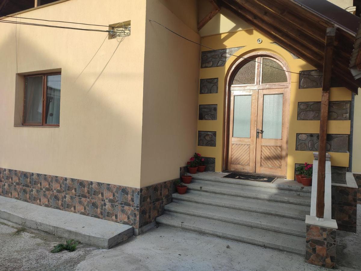 Central House Hotel Curtea de Argeş Exterior foto